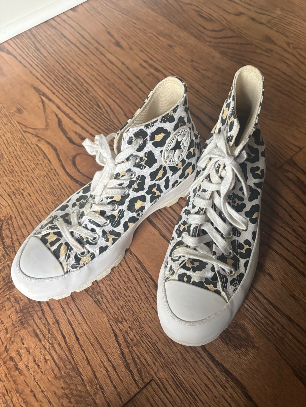 Converse High-Top Sneakers in White, Black & Tan Leopard Print size 8.5